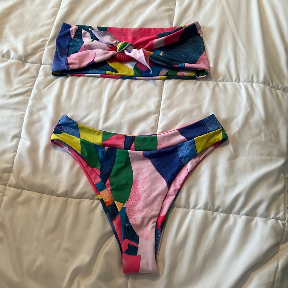 Two pice high waisted, bandeau swimsuit. Size medium. Multicolored. NEW.